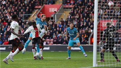 الدوري الإنجليزي، تعادل توتنهام وفوز أستون فيلا وليدز 