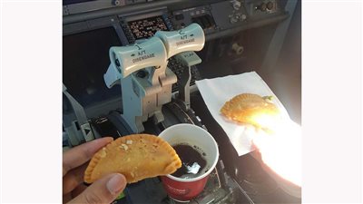 إيقاف طيارين بسبب القهوة والمعجنات