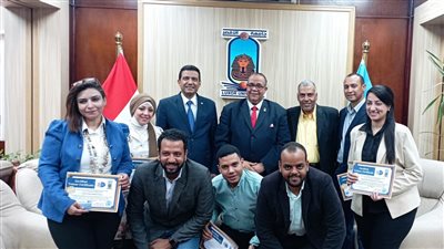 رئيس جامعة الأقصر يسلم شهادات دورة TOT بمركز تنمية قدرات أعضاء هيئة التدريس