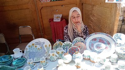 أيادي تتلف في حرير.. 