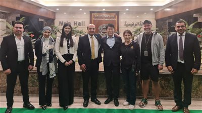 رئيس الاتحاد الدولي للجمباز يحضر سيرك دو سوليه لمصافحة اللاعبين المشاركين في العرض