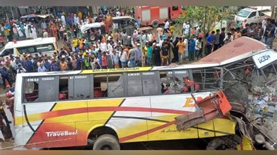 مصرع وإصابة 42 شخصا جراء سقوط حافلتهم في حفرة ببنجلاديش |صور