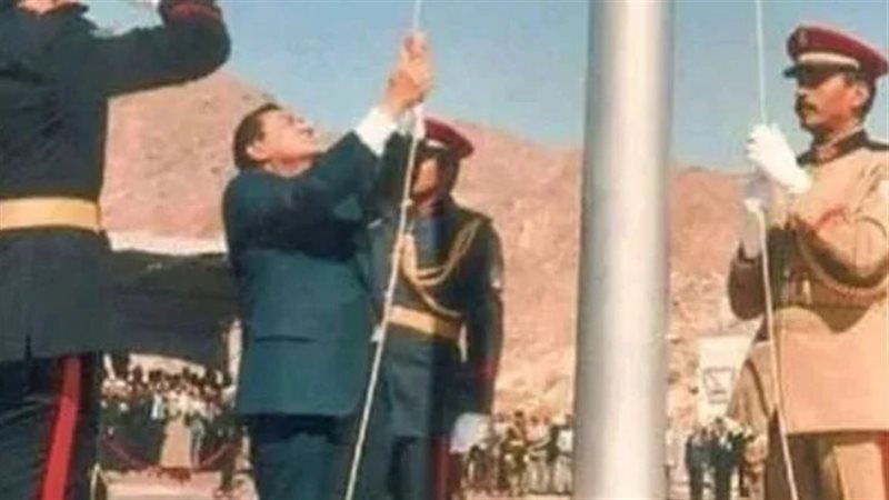 مبارك يرفع العلم