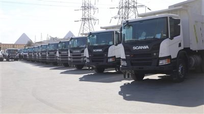 محافظ الجيزة يعاين المعدات الجديدة قبل الدفع بها في الشوارع (فيديو وصور)