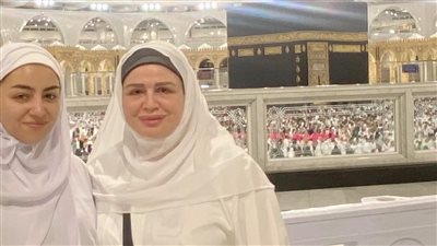 إلهام شاهين تؤدي مناسك العمرة رفقة ابنة شقيقتها (صور)