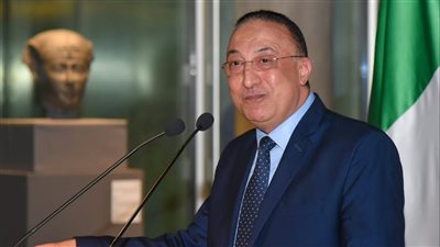 محافظ الإسكندرية يكرم الأمهات المثاليات بشاطئ المندرة (صور)