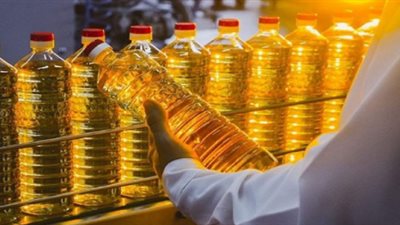 لماذا لا تسير التحركات السعرية للزيوت في السوق المحلي مع الأسعار العالمية؟ الخبراء يجيبون