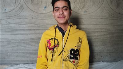 محمد فايز.. 6 سنوات معاناة مع ضمور العضلات وكل أحلامه كرسي كهربائي (فيديو)