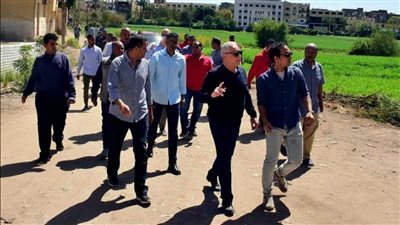 محافظ الأقصر يتفقد مشروعات الطرق الجاري تنفيذها بمدينتي الأقصر والبياضية