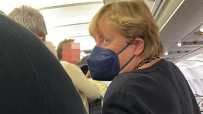 مستشارة ألمانيا السابقة تسافر على متن طائرة من الدرجة الاقتصادية