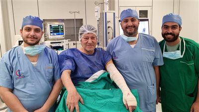 نجل محمد الحلو ينشر صورة لوالده من داخل غرفة العمليات