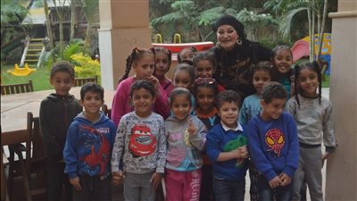 السيدة نزاد فقدت ابنها بحادث سير لتصبح الأم المثالية لـ٣٨ طفلًا (فيديو وصور)