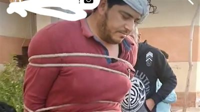 ضبط وتكبيل متهم بسرقة المواتير من منازل الشيخ زايد بجمصة 