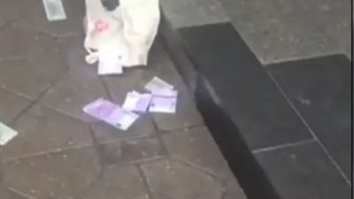 عامل روسي يرمي نصف مليون دولار من النافذة خلال عمليات الإنقاذ في تركيا (فيديو)