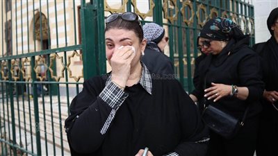 انهيار ابنة الفنانة لبنى محمود أثناء تشييع جثمان والدتها (صور)