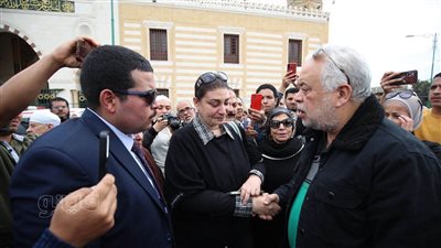 أشرف زكي أثناء تشييع جثمان لبنى محمود: صاحبة رسالة (فيديو)