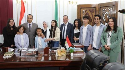 نائب محافظ المنيا يلتقي عددا من الطلاب قبل زيارتهم للمشروعات القومية