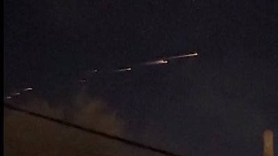 ظهور أضواء غريبة تتحرك بسرعة في سماء كاليفورنيا تثير ذعر العالم (فيديو)