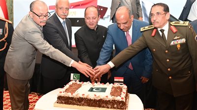 وزير قطاع الأعمال العام يشهد احتفالية العيد الوطني الباكستاني 