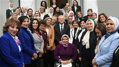 رئيس مجلس النواب مستقبلا النائبات للتهنئة: رمز العطاء والتضحية 
