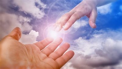 تفسير حلم عطاء الميت في المنام وعلاقته بتحسن الحالة المادية 