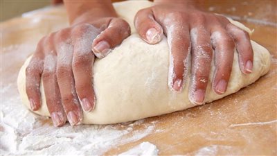تفسير حلم العجين في المنام وعلاقته بتيسير الأمور وصلاح الأحوال 