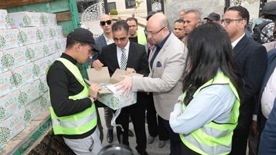 محافظ بني سويف يستقبل قافلة مواد غذائية ضمن مبادرة كتف في كتف
