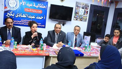 حنان شوقي تكرم أمهات شبرا بمناسبة عيد الأم (صور)