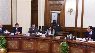 رئيس الوزراء يلتقي رئيس هيئة الاستثمار ونوابه الثلاثة الجُدد