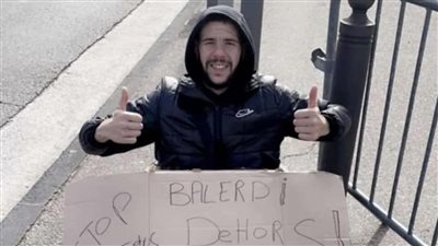 مشجع نادي مارسيليا يضرب عن الطعام ويعتصم في شوارع المدينة