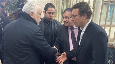  أشرف زكي ولوسي وأحمد بدير يقدمون العزاء في زوجة مجدي فكري (فيديو وصور)