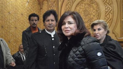 إلهام شاهين وهالة سرحان تقدمان العزاء لـ أحمد قذاف الدم في وفاة شقيقه (صور)