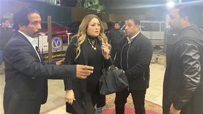 الراقصة هندية ونهال عنبر وعلا رامي في عزاء زوجة مجدي فكري 