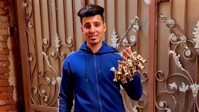 شاب يوزع فوانيس رمضان على المارة في شوارع الغربية (صور)