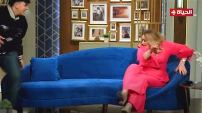 حفيد نهال عنبر يضعها فى موقف محرج على الهواء (فيديو)