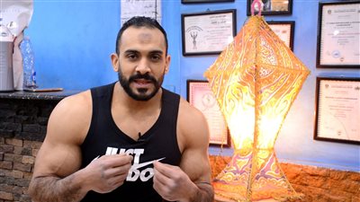 مدرب كمال أجسام يكشف كيف يمكن زيادة الوزن بشكل صحي في رمضان (فيديو)