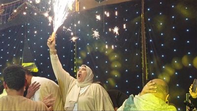 والدة إمام عاشور تحتفل بالشماريخ والأحضان في عرس نجلها (فيديو وصور)