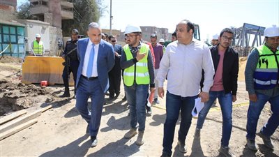 محافظ سوهاج يتفقد أعمال إنشاء كوبري أعلى مزلقان الروافع قبلي (صور)