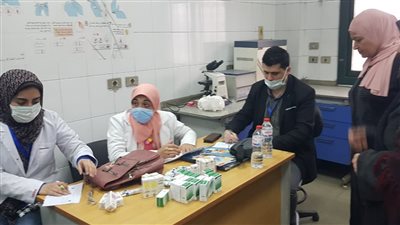 الكشف على 222 بقوافل جامعة الطبية في قرية العكرشة