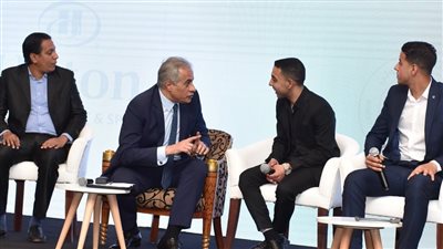 جلسة حوارية بين وزير القوى العاملة وخريجي برامج تدريب مهني (صور)