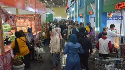 انتشار واسع لمعارض السلع والمنافذ ضمن جهود الدولة لدعم المواطنين (فيديو)