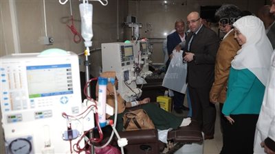 محافظ بني سويف يوزع هدايا على المريضات بالتأمين الصحي بمناسبة عيد الأم (صور)