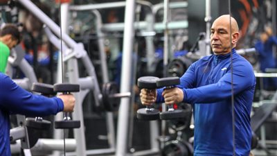 حسام حسن يشارك لاعبي المصرى في المران داخل الجيمانزيوم 