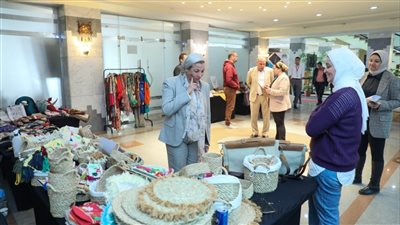 ياسمين فؤاد تتفقد معرضا للمنتجات الصديقة للبيئة (صور)