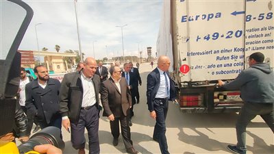 نائب محافظ شمال سيناء يستقبل قافلة البنك الزراعى الغذائية