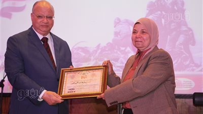 محافظ القاهرة يكرم الأمهات المثاليات ويصف المرأة بأيقونة الحياة