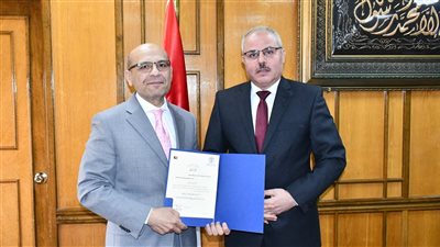 رئيس جامعة القناة يُصدر قرارًا بتكليف الدكتور أحمد أنور مديرا تنفيذيا للمستشفيات الجامعية 