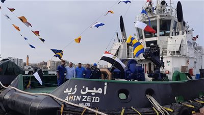 مراسم رفع العلم على القاطرة أمين زيد المنضمة حديثا لقناة السويس (فيديو)