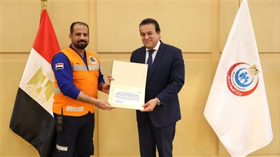 وزير الصحة يكرم النماذج المتميزة من الفريق الطبي