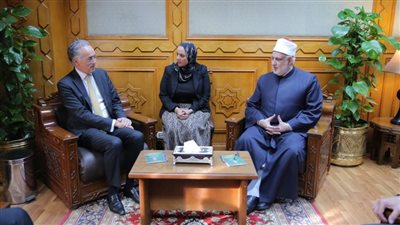 وكيل الأزهر لمسئول هولندي: لا نؤمن بالحرية التي تتطاول على رموز الأديان 